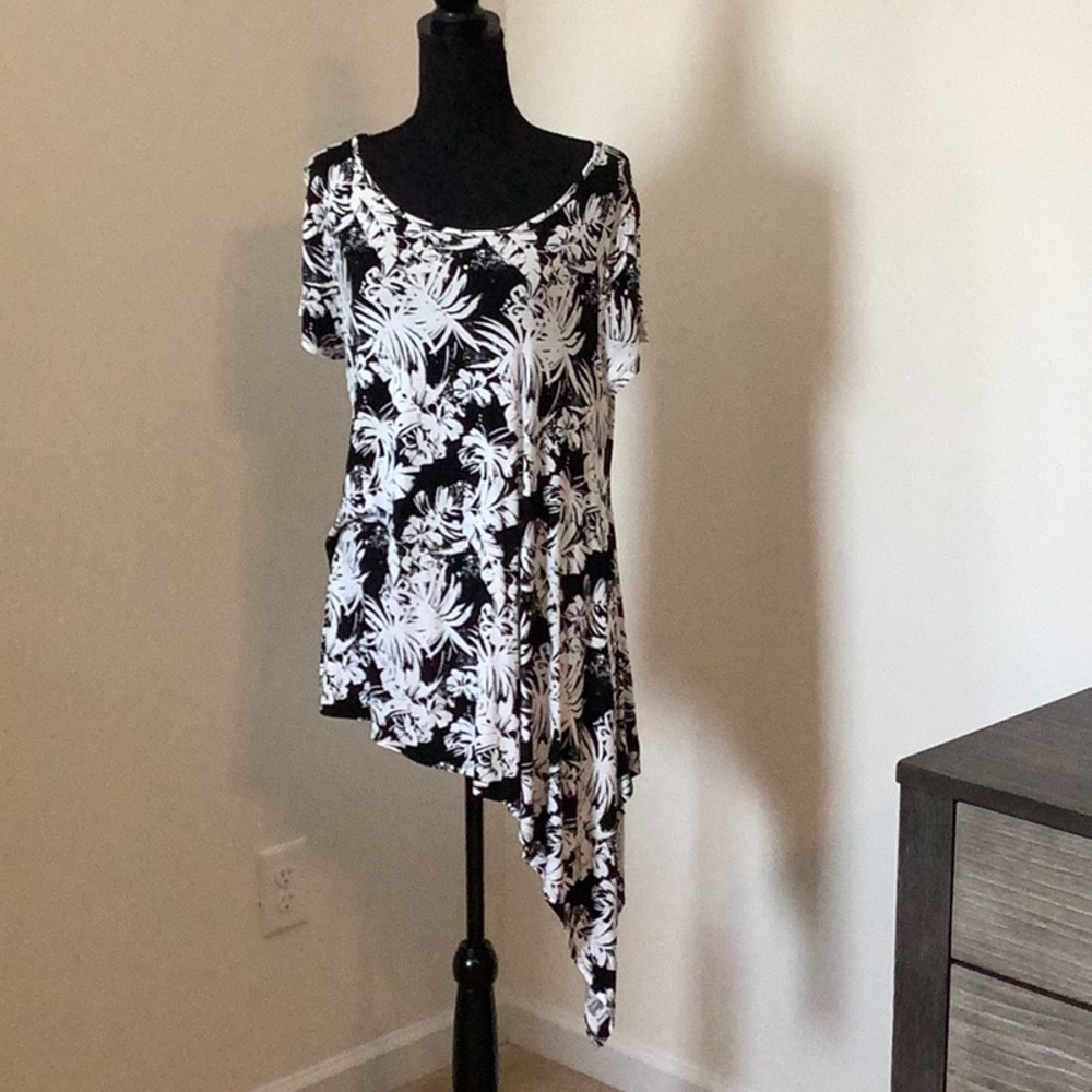 This is a long tailored womens top
